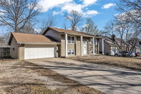 $290,000 | 611 Northeast Corder Street, Lee's Summit, MO 64063