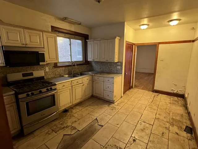 $140,000 | 8240 South Clyde Avenue, Chicago, IL 60617