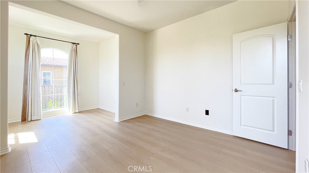 21 Vine Irvine, CA 92620 - Photo 28 of 37 an empty room with wooden floor and windows