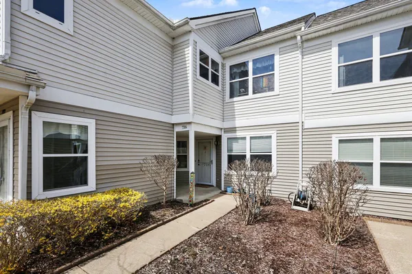 $325,000 | 716 Cobblestone Way, Chelsea, MI 48118