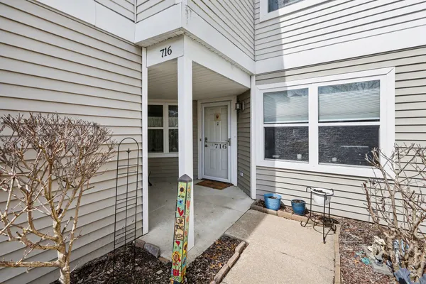 $325,000 | 716 Cobblestone Way, Chelsea, MI 48118