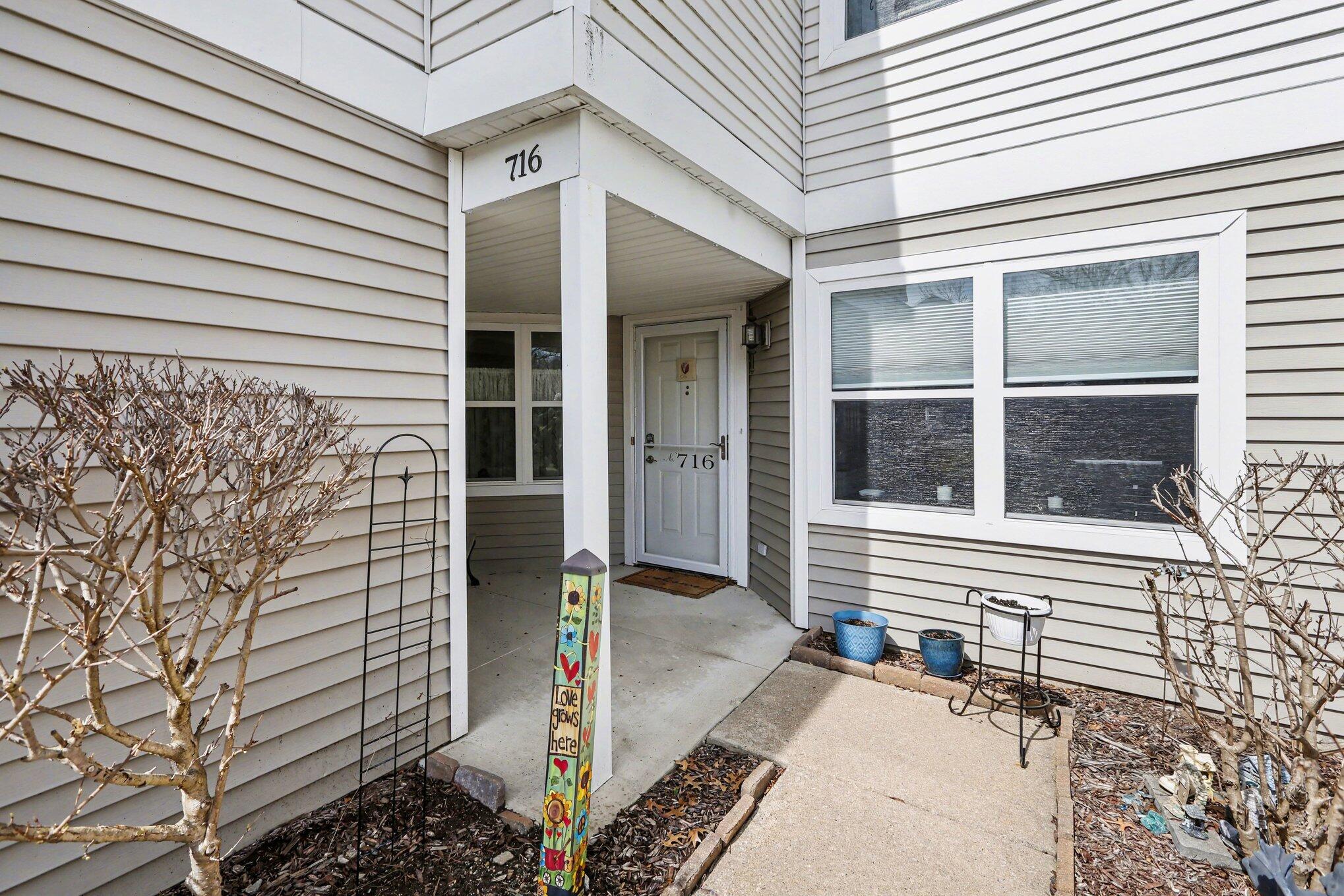 716 Cobblestone Way Chelsea, MI 48118 - Photo 2 of 29 005_file_4730