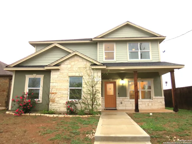 $298,500 | 740 Crestview, Floresville, TX 78114