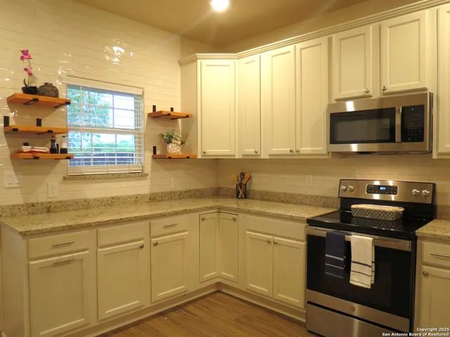 $298,500 | 740 Crestview, Floresville, TX 78114