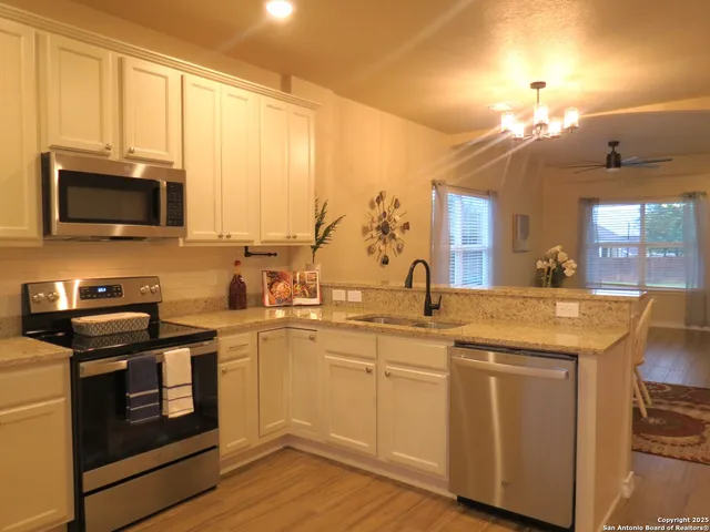 $298,500 | 740 Crestview, Floresville, TX 78114