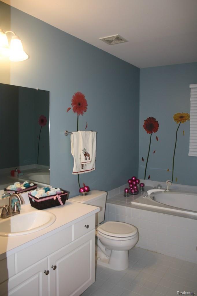 1012 River Mist Drive Rochester, MI 48307 - Photo 17 of 25 Bathroom Upper.jpg