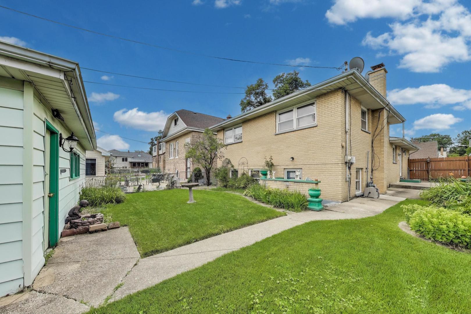 4121 Maple Avenue Lyons, IL 60534 - Photo 27 of 32 a view of a back yard of the house
