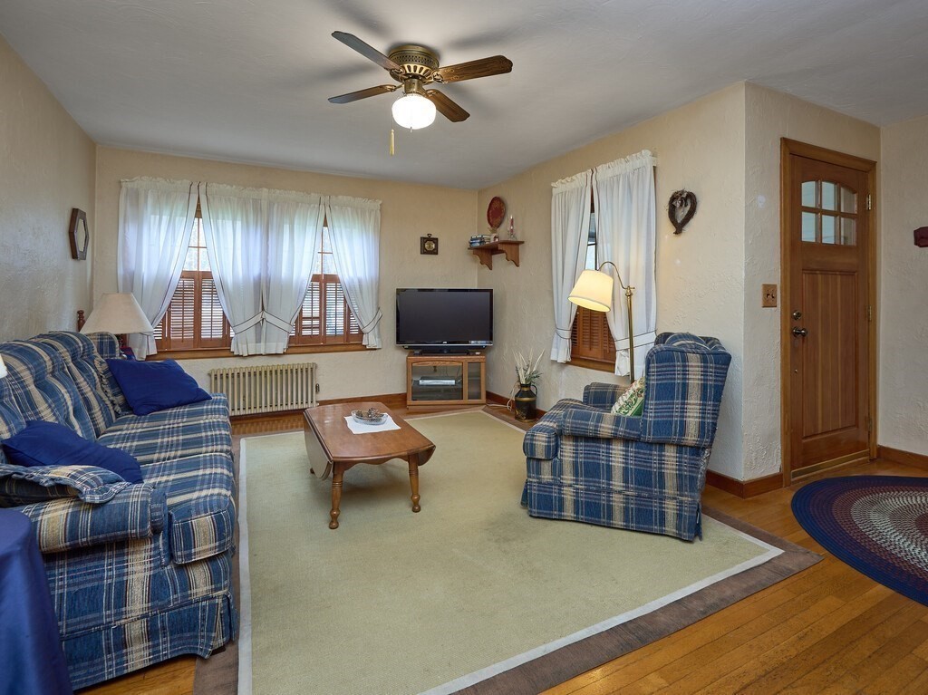 71 Old Common Road Lancaster, MA 01523 - Photo 4 of 39 a living room with furniture