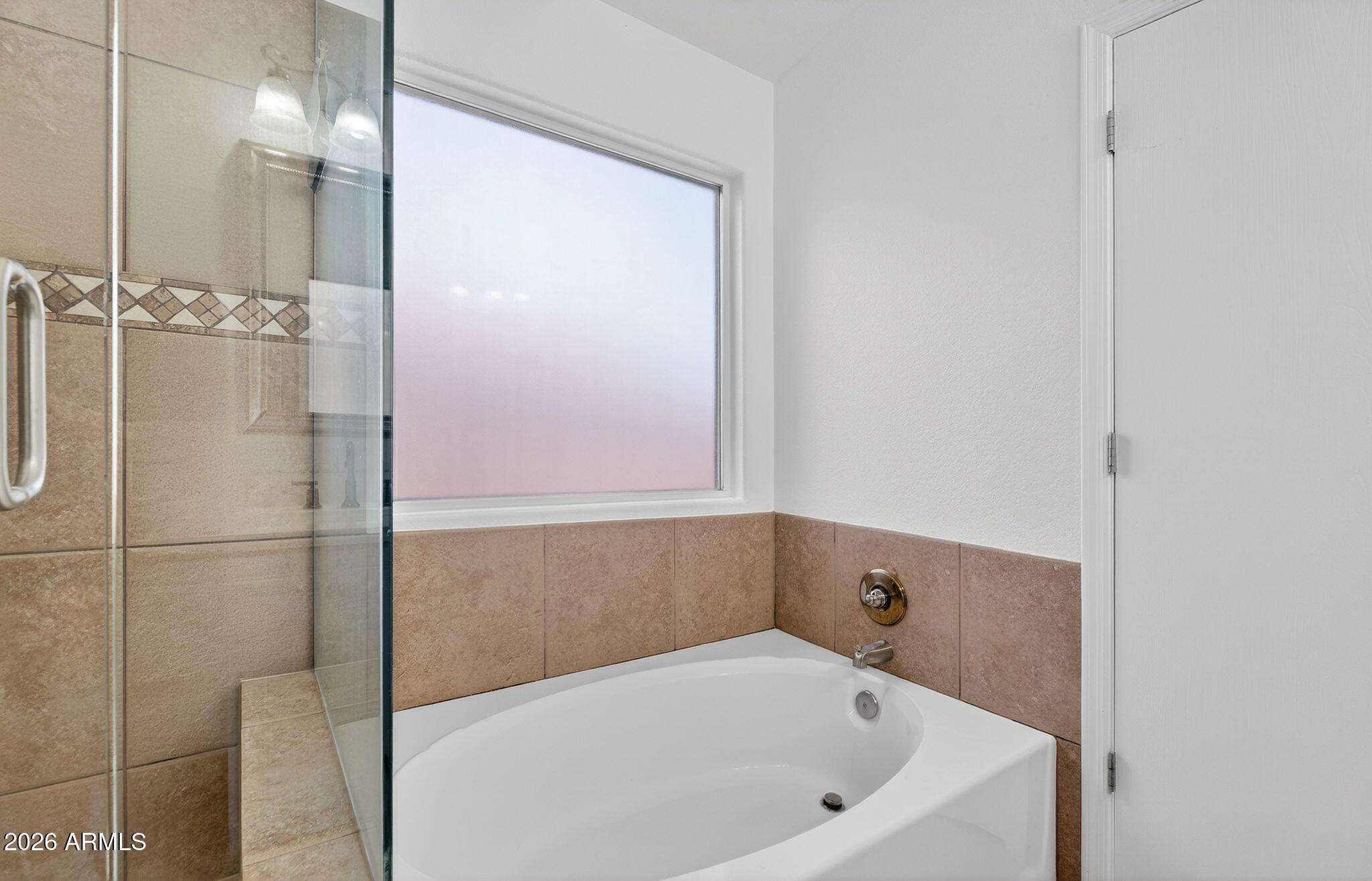 4630 East Dry Creek Road Phoenix, AZ 85044 - Photo 25 of 60 a bathroom with a bathtub