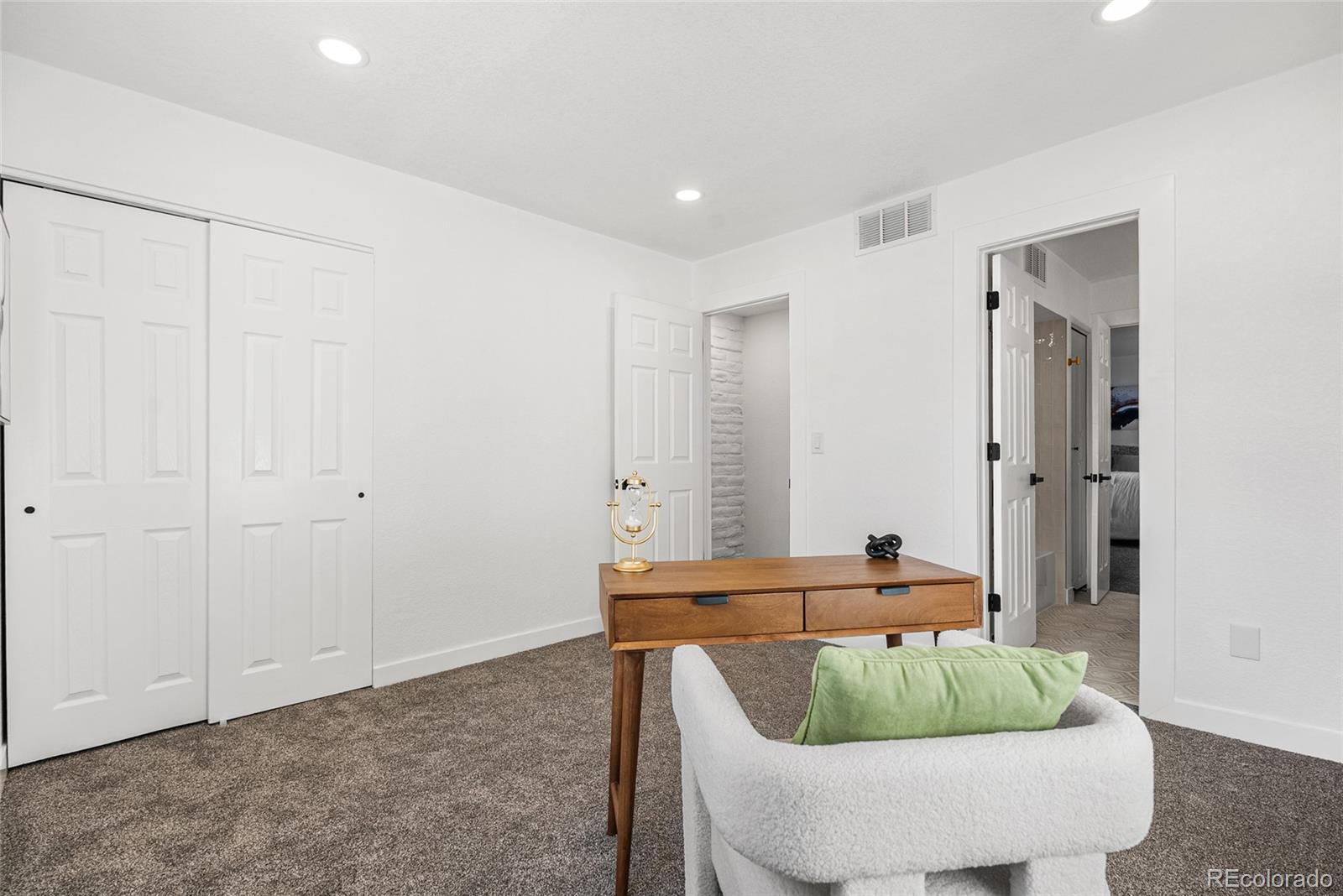 1060 South Parker Road, Unit 35 Denver, CO 80231 - Photo 12 of 25 a room with table and chair