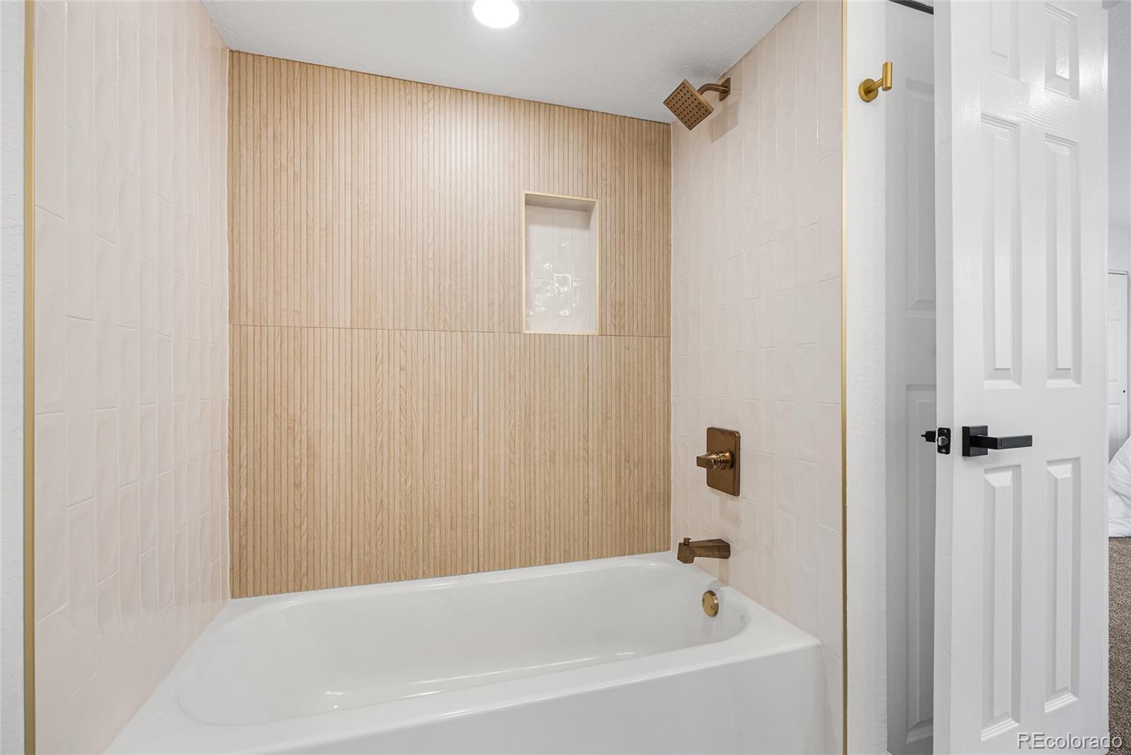 1060 South Parker Road, Unit 35 Denver, CO 80231 - Photo 15 of 25 a bathroom with a bathtub