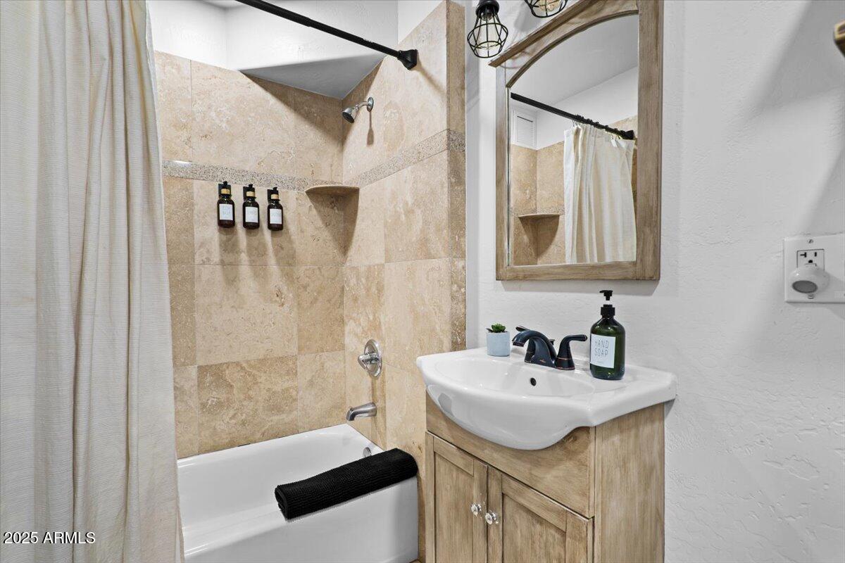 2305 Road Runner Road Sedona, AZ 86336 - Photo 33 of 60 Guest Bathroom 2