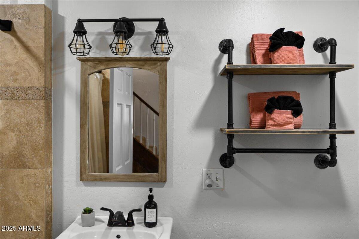 2305 Road Runner Road Sedona, AZ 86336 - Photo 34 of 60 Guest Bathroom 2