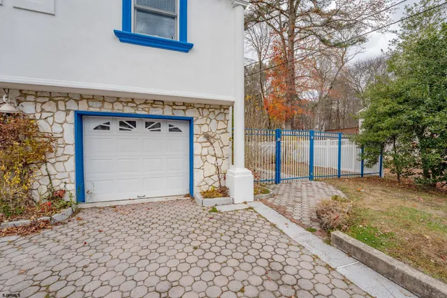 a view of residential houses with yard and trees