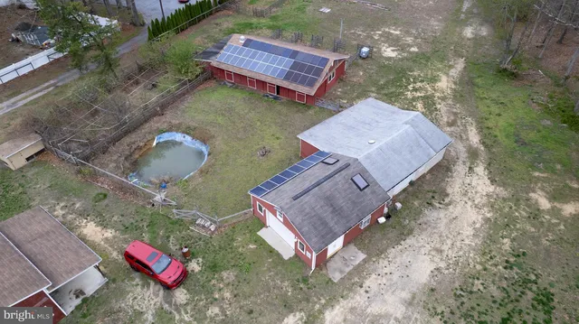 a view of a yard with plants