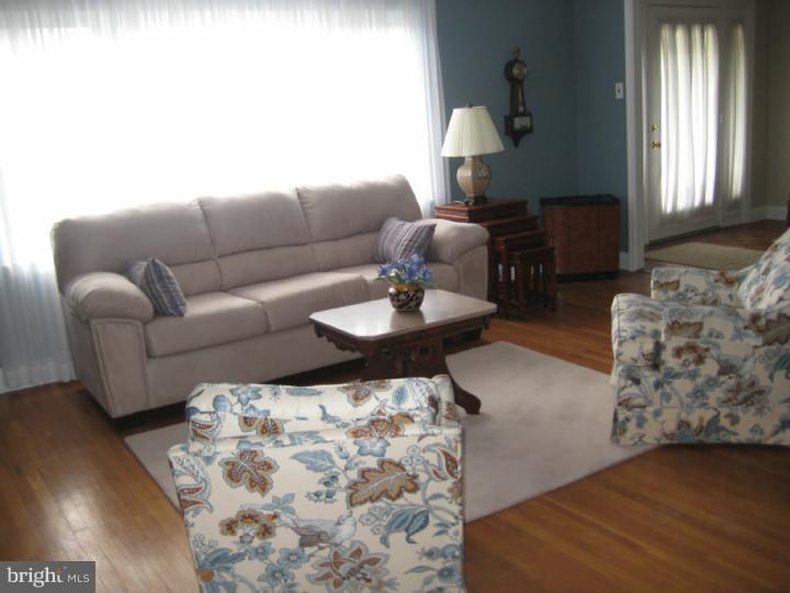 217 Beaver Road Southampton, PA 18966 - Photo 6 of 23 Living Room