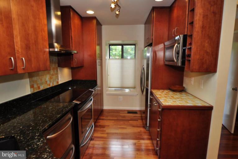 2002 Swans Neck Way Reston, VA 20191 - Photo 11 of 22 THE KITCHEN ALSO FEATURES GREAT LIGHTING!