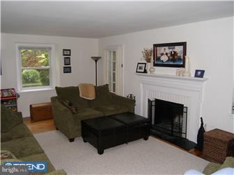 712 Spring Avenue Fort Washington, PA 19034 - Photo 5 of 9 Living Room