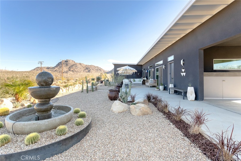 7802 Quail Springs Road Joshua Tree, CA 92252 - Photo 2 of 46 a living room with furniture and a potted plant