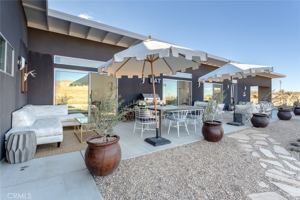 7802 Quail Springs Road Joshua Tree, CA 92252 - Photo 27 of 46 a living room with furniture a table and chairs