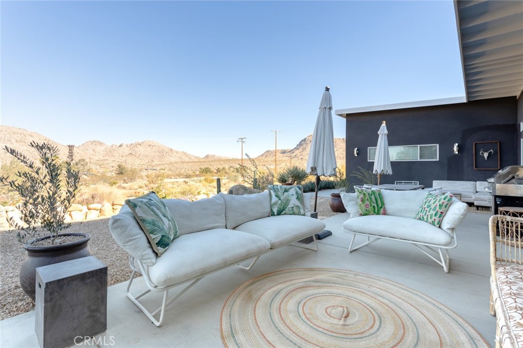 7802 Quail Springs Road Joshua Tree, CA 92252 - Photo 31 of 46 a living room with furniture and a large window