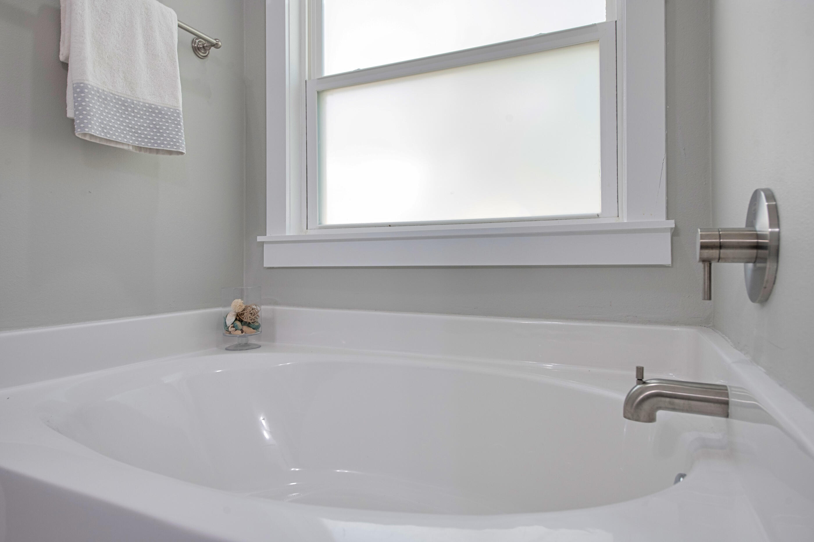1504 West Ponderosa Road Fort Walton Beach, FL 32547 - Photo 32 of 51 a bath tub sitting next to a window