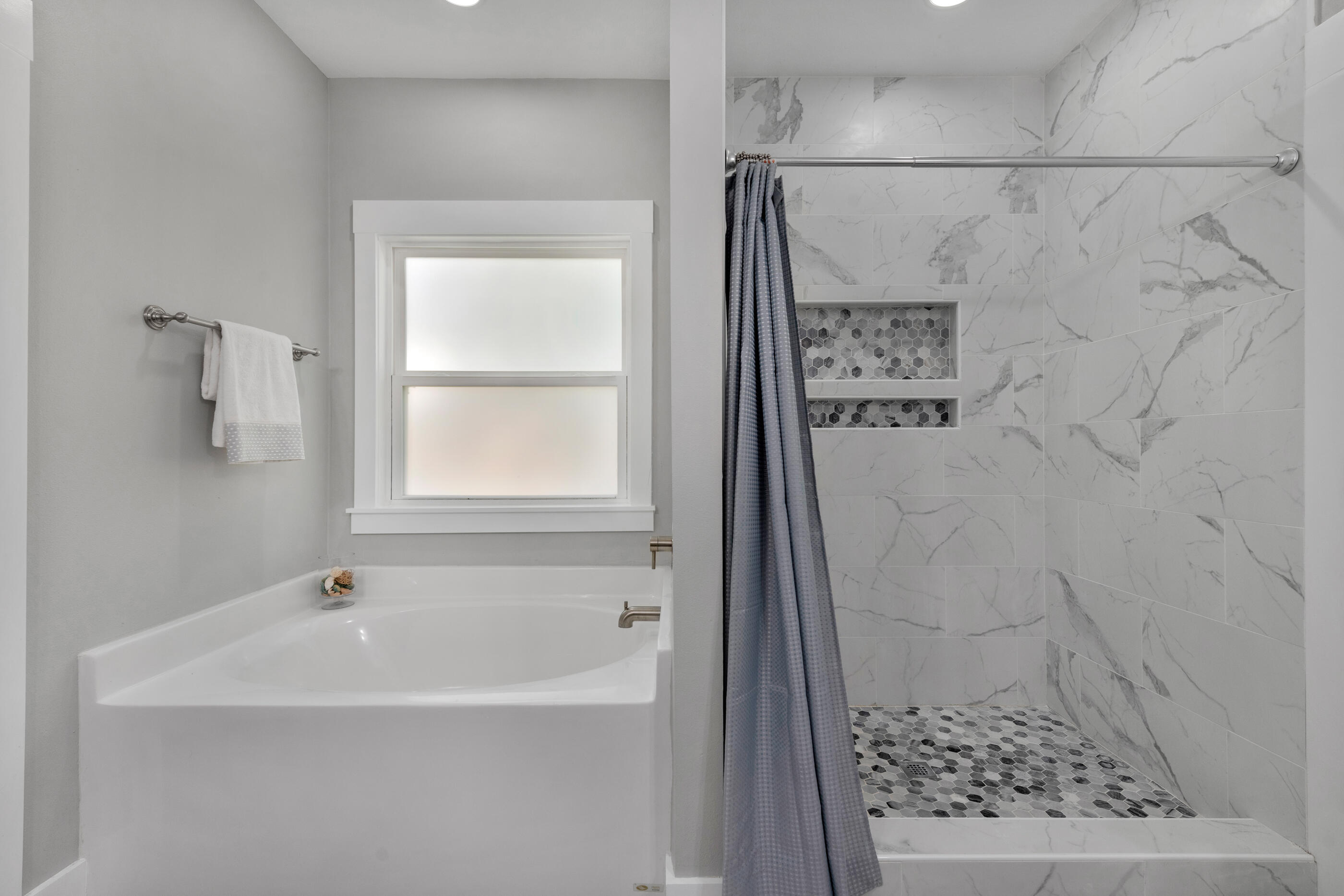 1504 West Ponderosa Road Fort Walton Beach, FL 32547 - Photo 33 of 51 a bathroom with a bathtub