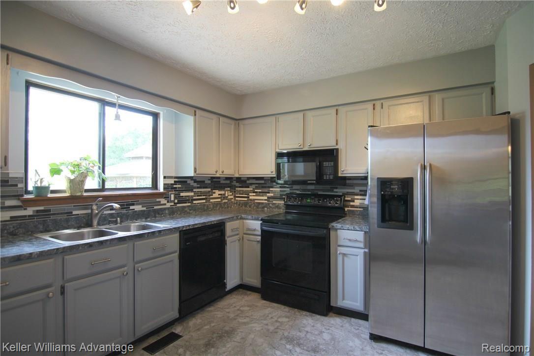 2298 Sexton Road Howell, MI 48843 - Photo 7 of 29 Sexton Rd Kitchen 3.jpg