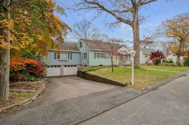 a view of a house with a yard