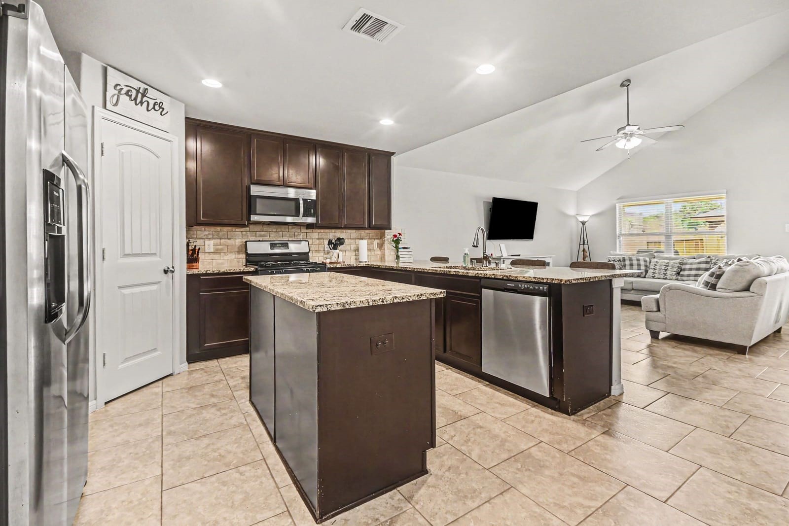 8126 Carillon Way Rosharon, TX 77583 - Photo 10 of 29