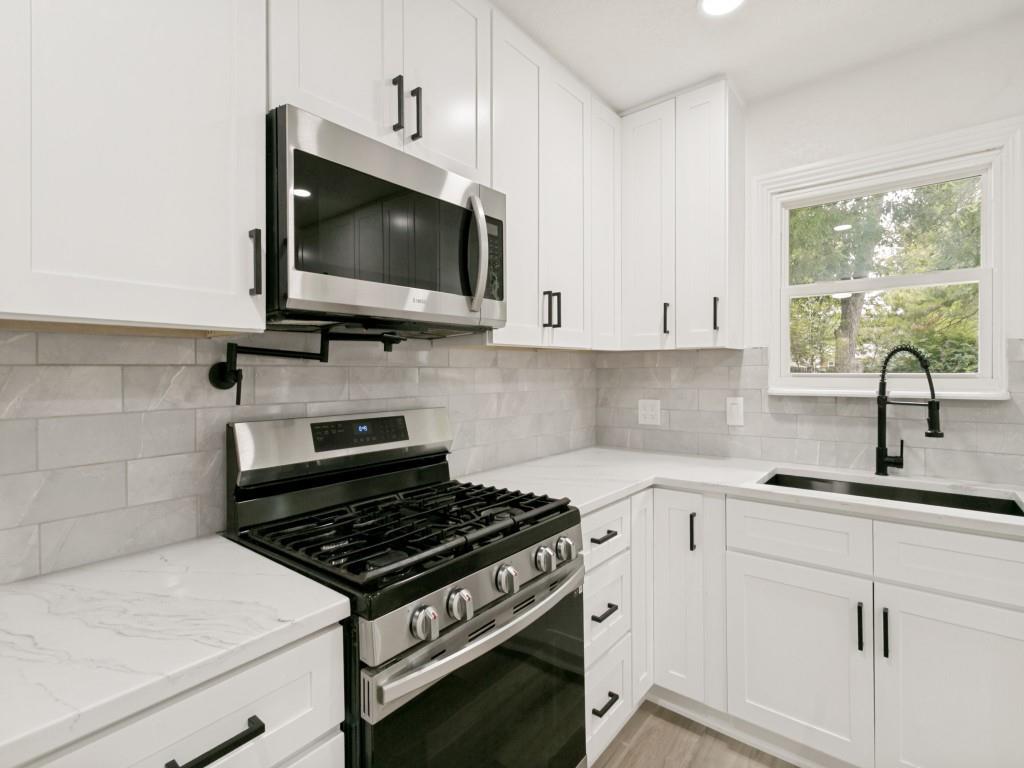 429 Harmon Road Hurst, TX 76053 - Photo 6 of 17