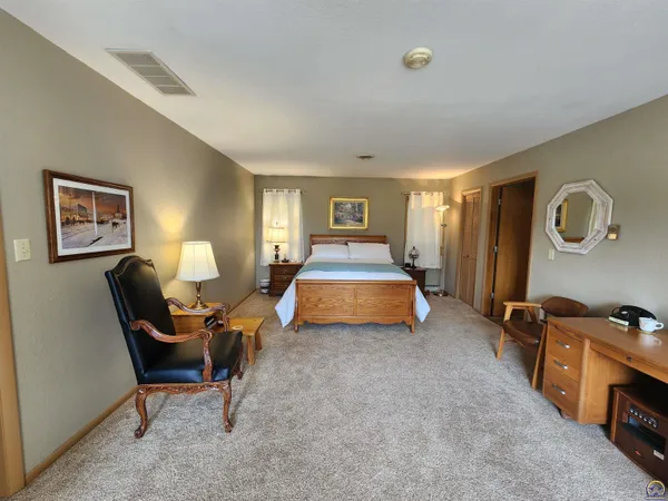 $569,000 | 20 Lakeshore Drive, Emporia, KS 66801