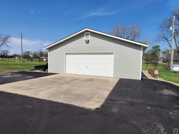 $569,000 | 20 Lakeshore Drive, Emporia, KS 66801