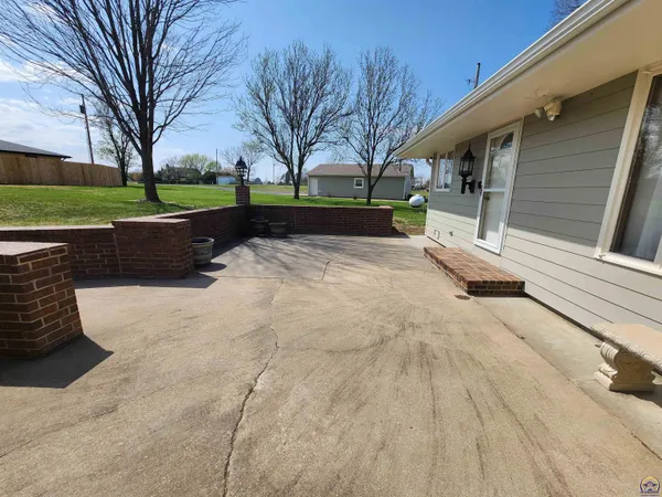 $569,000 | 20 Lakeshore Drive, Emporia, KS 66801