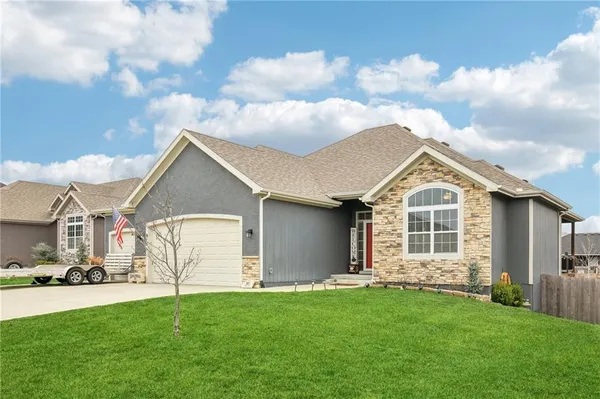 $500,000 | 915 North Oak Terrace, Tonganoxie, KS 66086