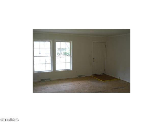 12 Cardinal Creek Road Thomasville, NC 27360 - Photo 3 of 16 Living Room.