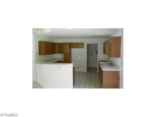 12 Cardinal Creek Road Thomasville, NC 27360 - Photo 4 of 16 Kitchen.