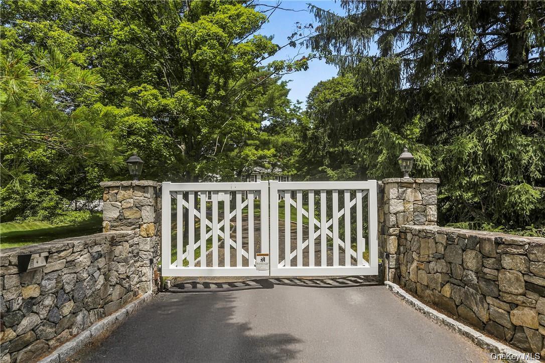 22 Long Meadow Road Bedford, NY 10506 - Photo 2 of 22