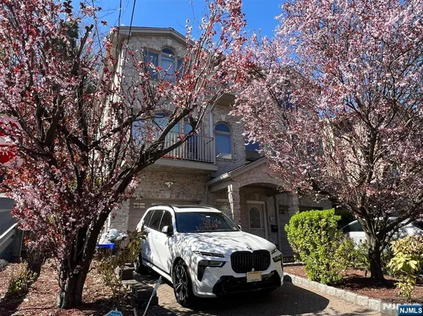 $4,800 | 190 Undercliff Avenue, Unit A, Edgewater, NJ 07020