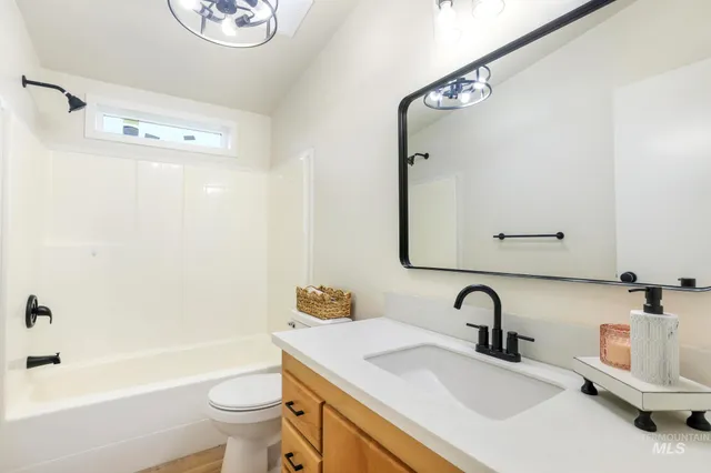 $305,000 | 20062 Highway 30, Buhl, ID 83316