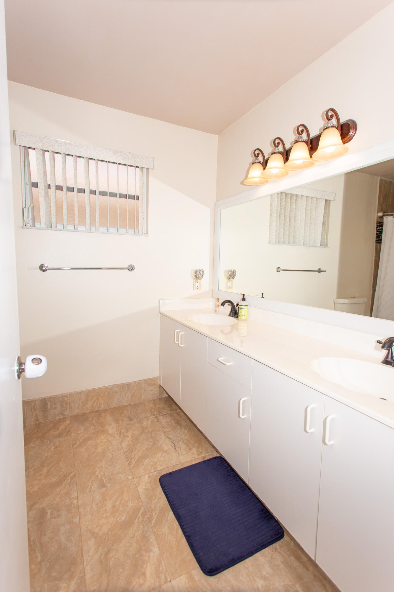 10060 Country Brook Road Boca Raton, FL 33428 - Photo 8 of 22 Guest Bathroom