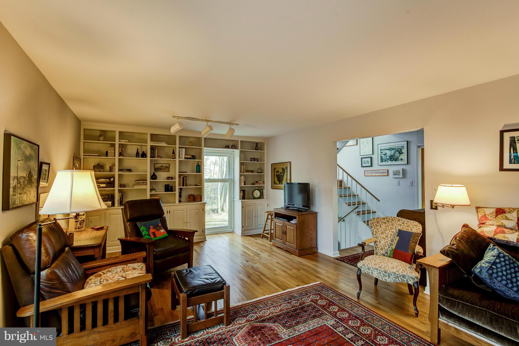 1660 Wainwright Drive Reston, VA 20190 - Photo 10 of 24 Living Room