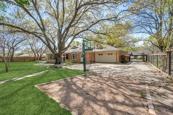 a view of house with a yard