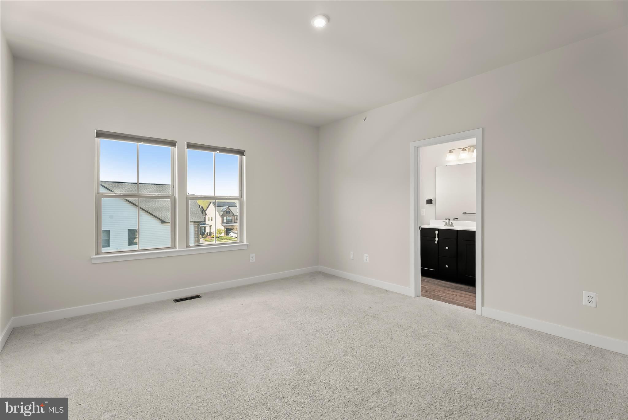 6072 Fallfish Court New Market, MD 21774 - Photo 32 of 78 an empty room with windows and closet