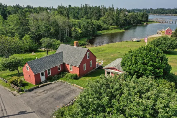 $699,000 | 129 East Boston Road, Vinalhaven, ME 04863