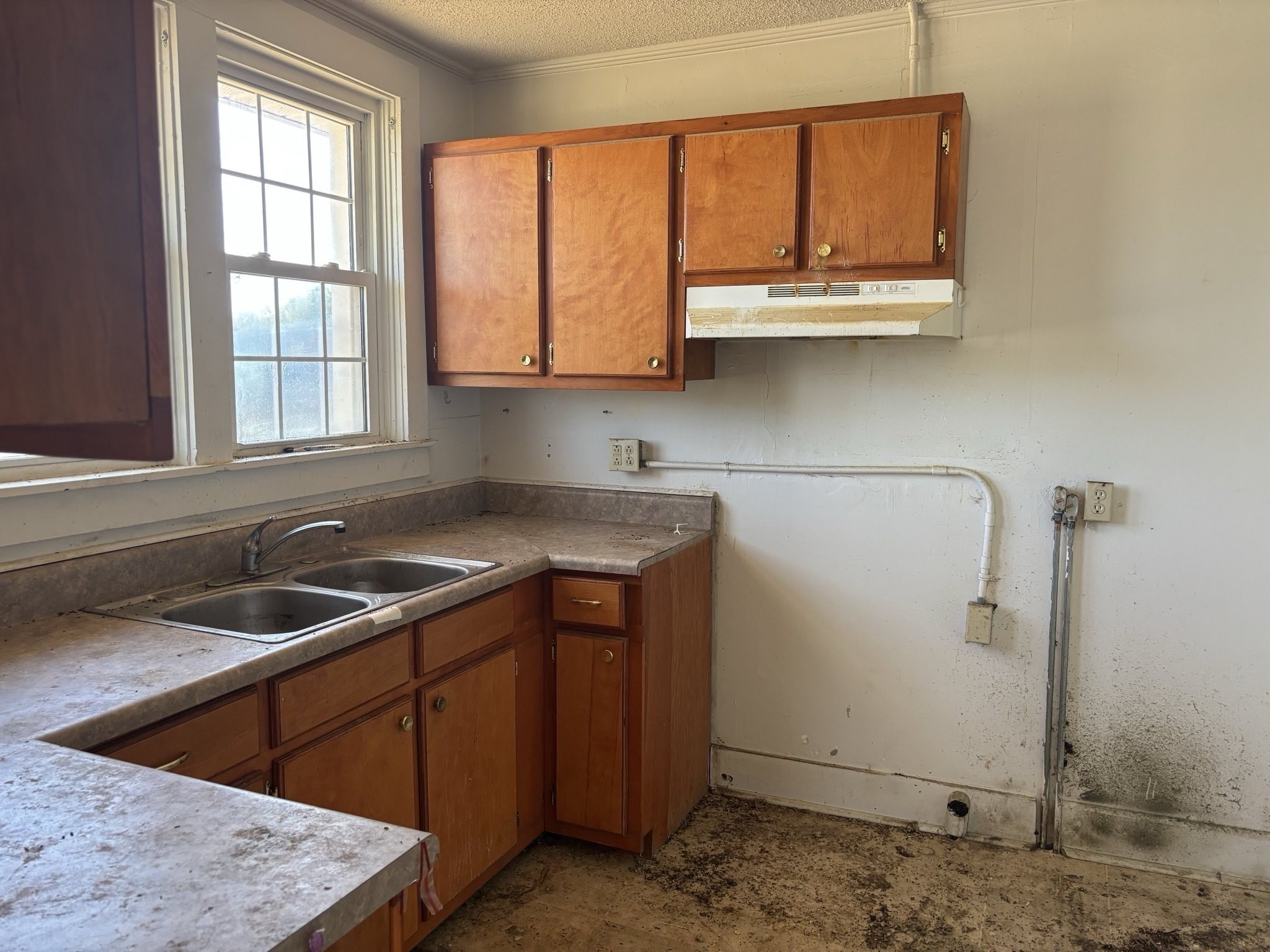 104 General Avenue Centerville, TN 37033 - Photo 4 of 11 a kitchen with a sink stove and cabinets