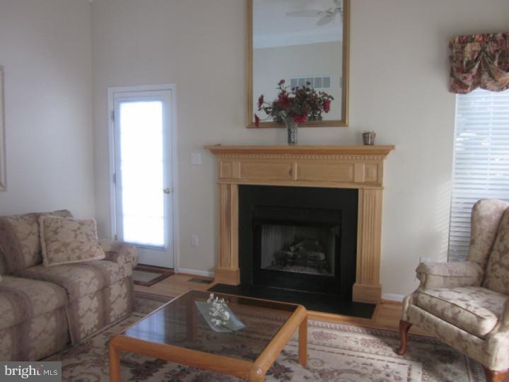 91 Windingbrook Road Bordentown, NJ 08505 - Photo 4 of 24 Living Room