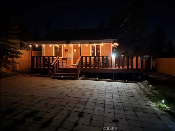 a view of entryway with a yard