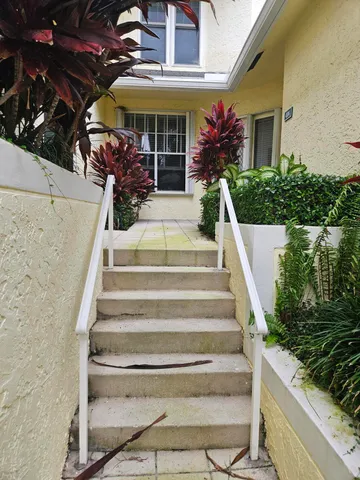 a view of entryway with a rug