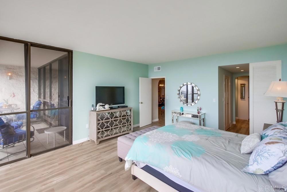 2500 Torrey Pines Road, Unit 802 La Jolla, CA 92037 - Photo 20 of 40 a bedroom with a bed and a flat screen tv
